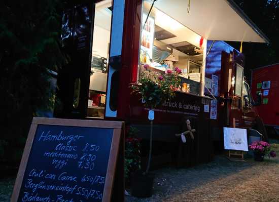 image of biofoodtruck at night with klappe auf and lighted